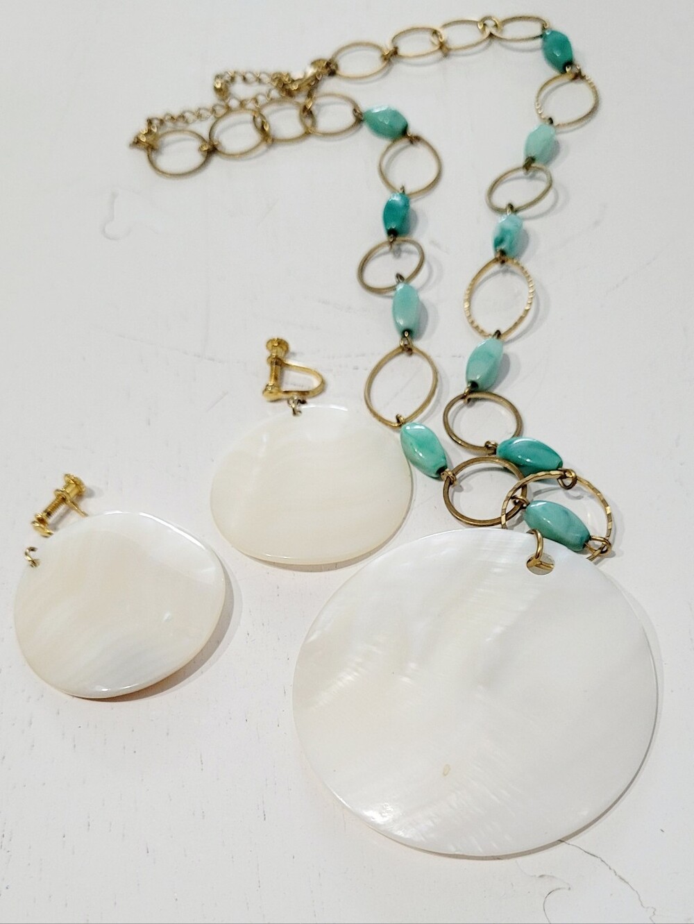 Avon Mother of Pearl Shell Disc Necklace & Earrings Set Gold Tone Aqua